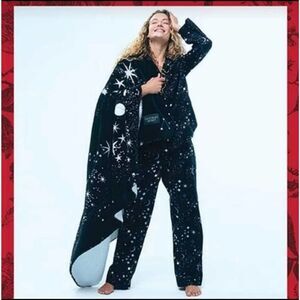 Victoria's Secret sherpa blanket NWT